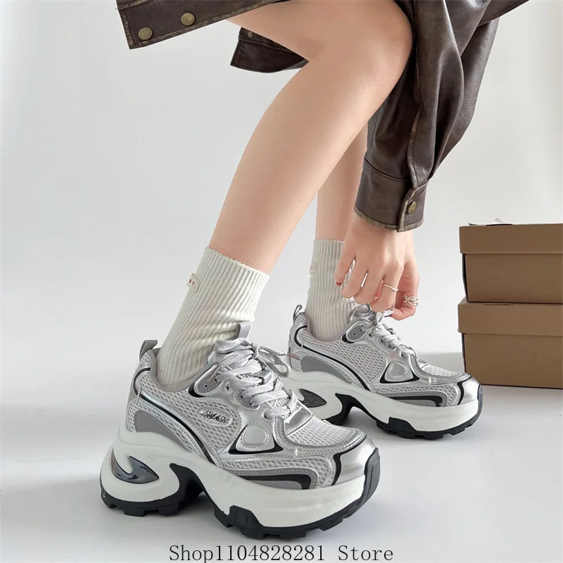 Der Modetrend 2025, erhöht die Höhe der neuen Herbst- und Winterprodukte mit dicken Sohlen und plüschiger, leichter Sportschuh