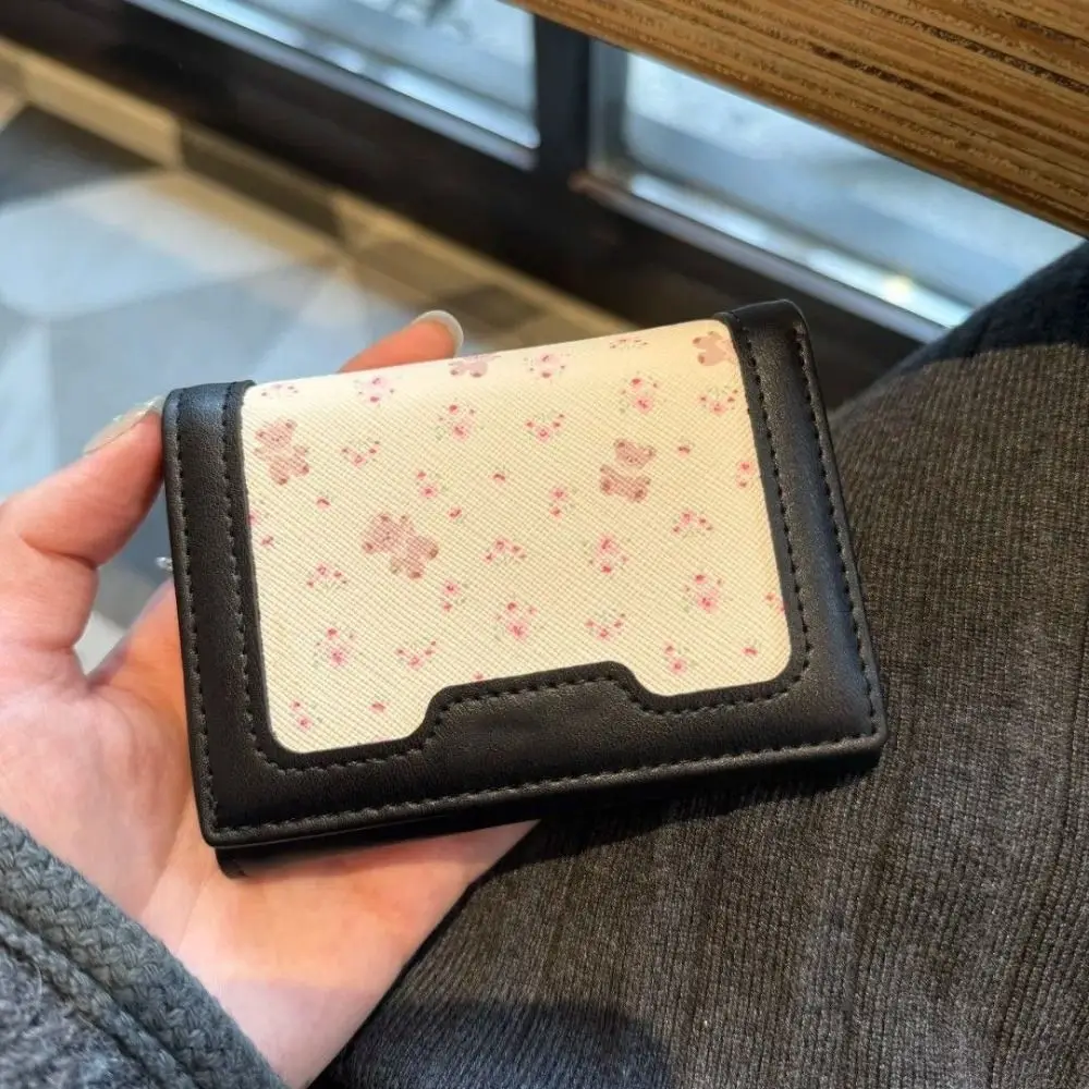 PU Bifold Wallet Floral Bear Print Portable Card Holder Wallet Stitched Trim Compact Folding Structure Coin Wallet