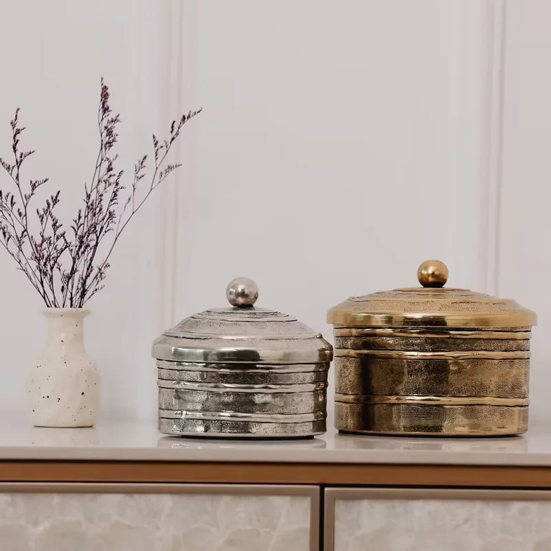 Indian light luxury horizontal bar hammer pattern gold silver storage tank, metal round storage decorative box