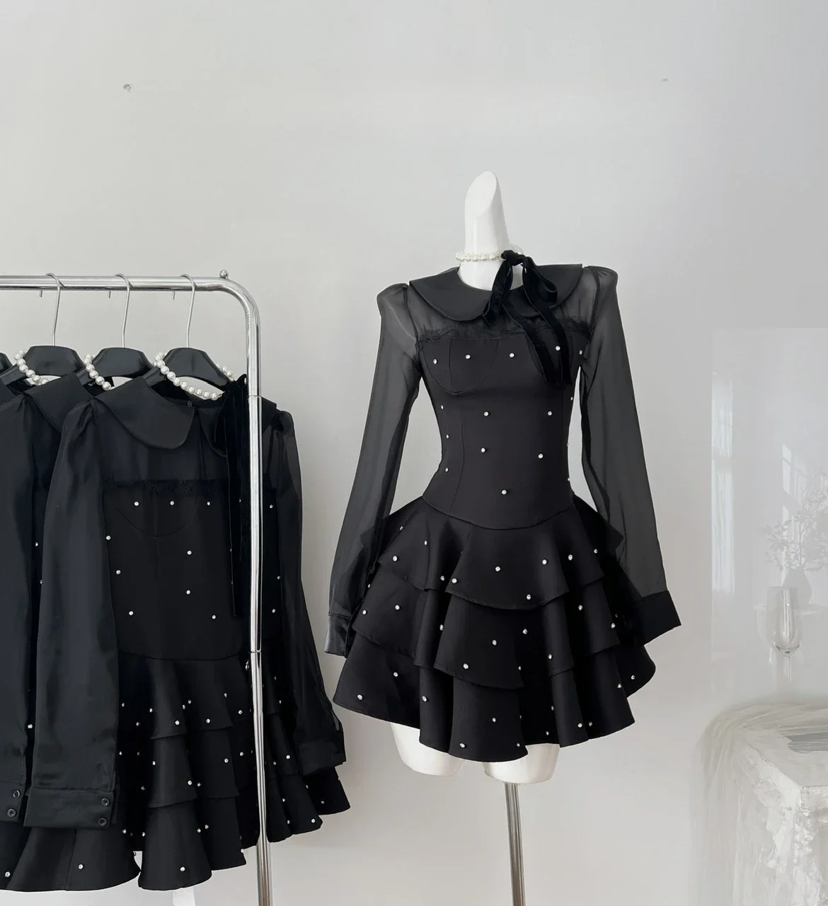 فستان منتفخ جديد لخريف وشتاء 2024 بتصميم عالي الجودة باللون الأسود مرصع يدويًا من الساتان المرقعة والشيفون بأكمام طويلة #1