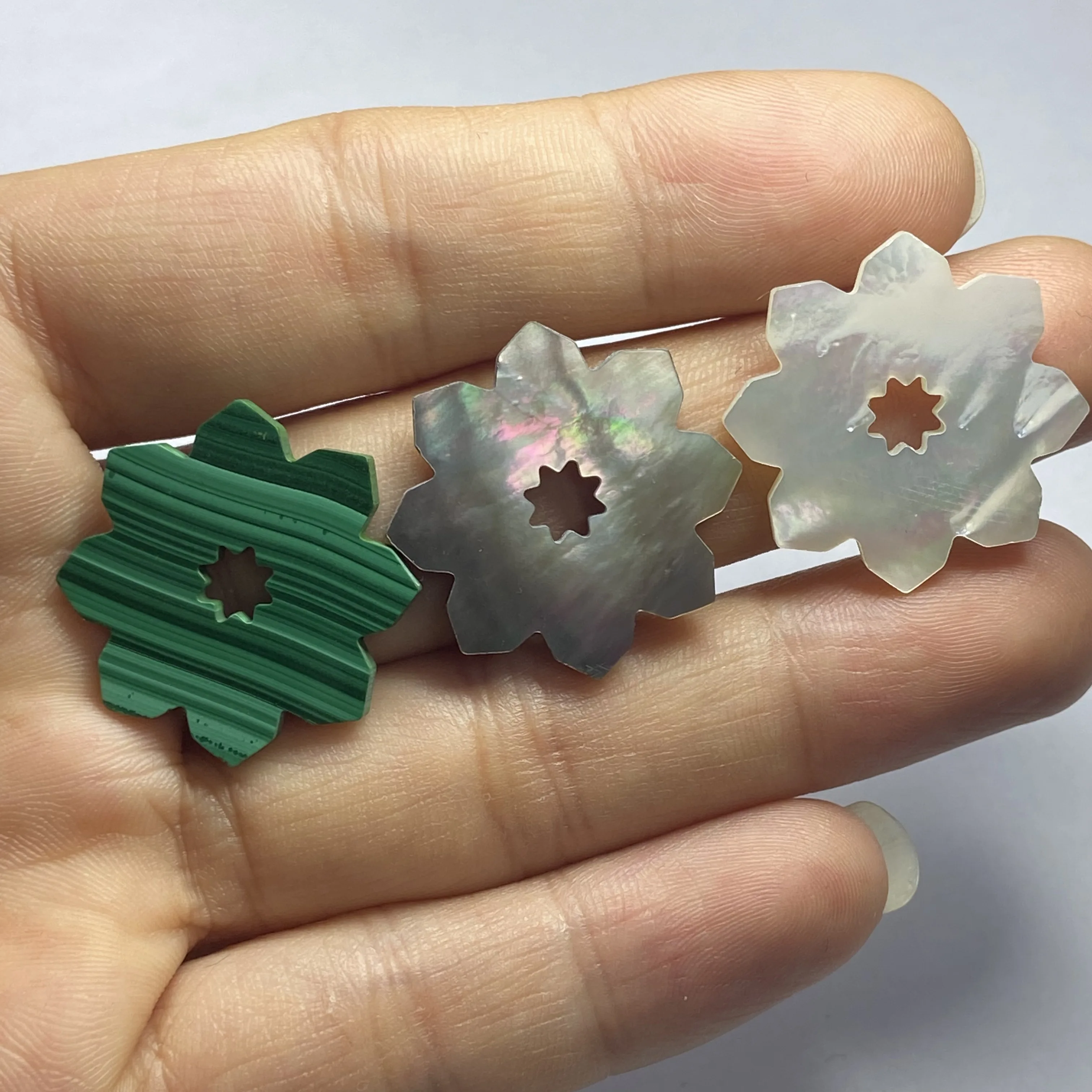 

50 Pieces 1 Bag Natural White Mother of Pearl Shell Gray Shell Green Malachite Snow Flower Shape Stone