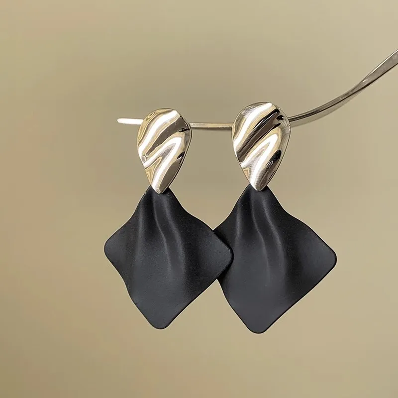 Trendy Twist Metal Water Droplet Dangle Earrings for Women Black Uneven Rhombus Drop Earrings for Women Party Vintage Jewelry