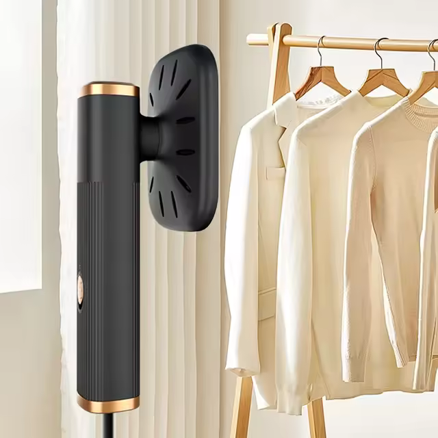 Styler a Vapore Portatile Aura appeso a un appendiabiti