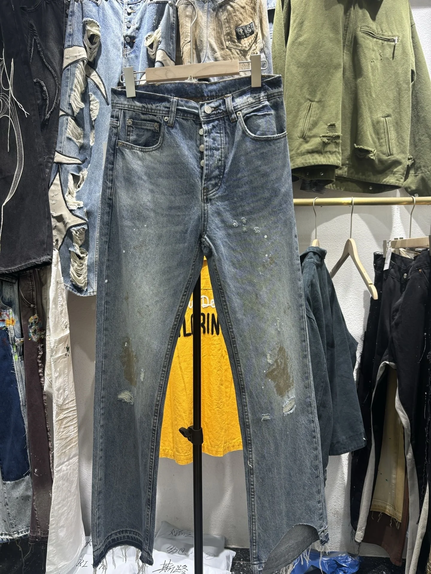 

Men's Cleanfit Stand Fit Jeans Distred Mud Dye Micro Flared Denim Pants Casual mid Waist Button Closure Autumn Wear