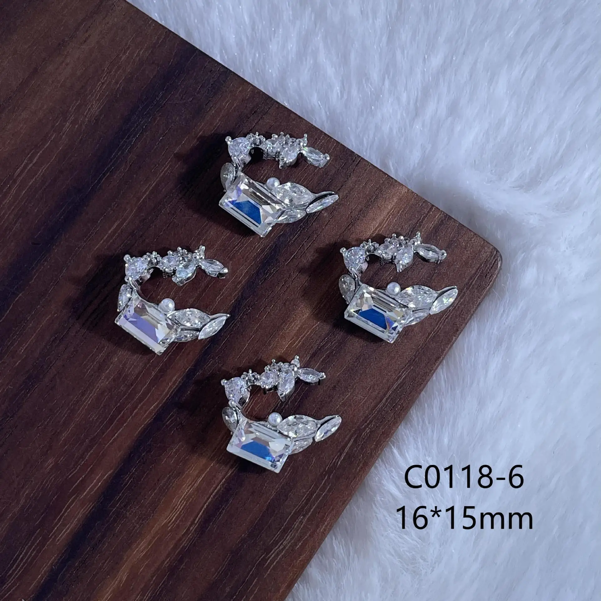 4個入り カニウ スパークル ジルコン ラグジュアリー クレセントムーン ネイルチャーム シルバー合金 フラットバック ラインストーン マニキュアデコレーション アートデザイン付き