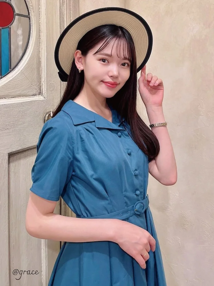 大きなリボン装飾が付いたエレガントなフラットトップハット-レディースサマートラベルキャップ-短いつばのストロー織り帽子-スタイリッシュで洗練された