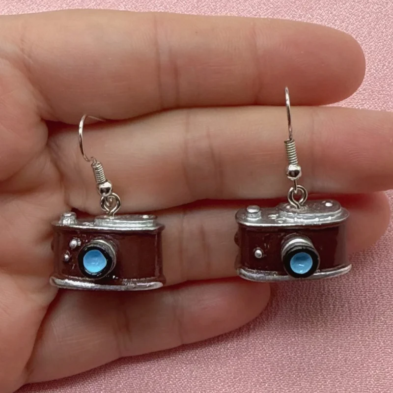 1 pair of resin 3D stereo simulation camera earrings, women's earrings, the best choice for gifts