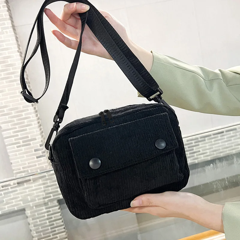 

Neutral men's and women's cross-body bag with shoulder strap, made of corduroy material, with a flap design on the outside.