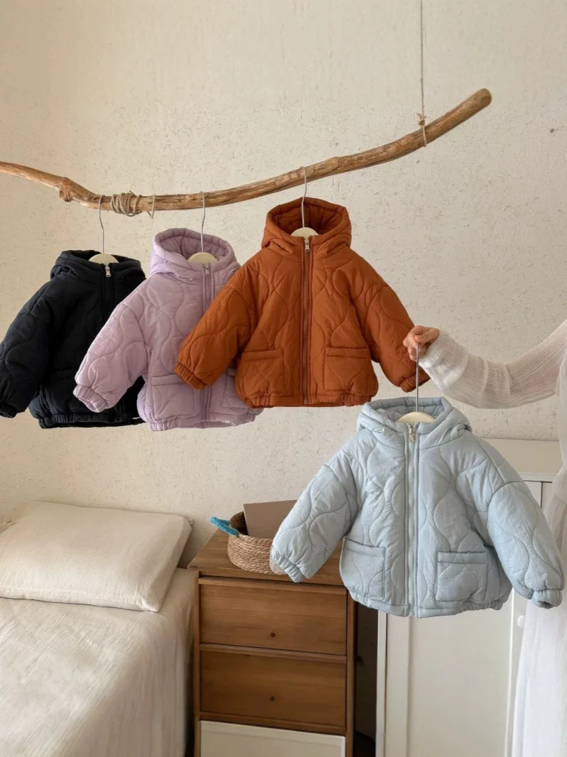 2026 Herbst Winter Baby Jungen Mädchen Wattierte Jacke Kinder Wellenmuster Reißverschluss Lässige Warme Kapuzenjacke Kinderbekleidung – Detail 2