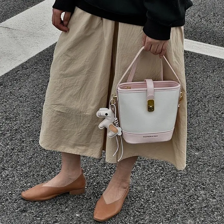 

Роскошные минималистичные винтажные сумки для подгузников для женщин, классическая однотонная сумка через плечо, высококачественная кожаная сумка, простая, стильная, элегантная.