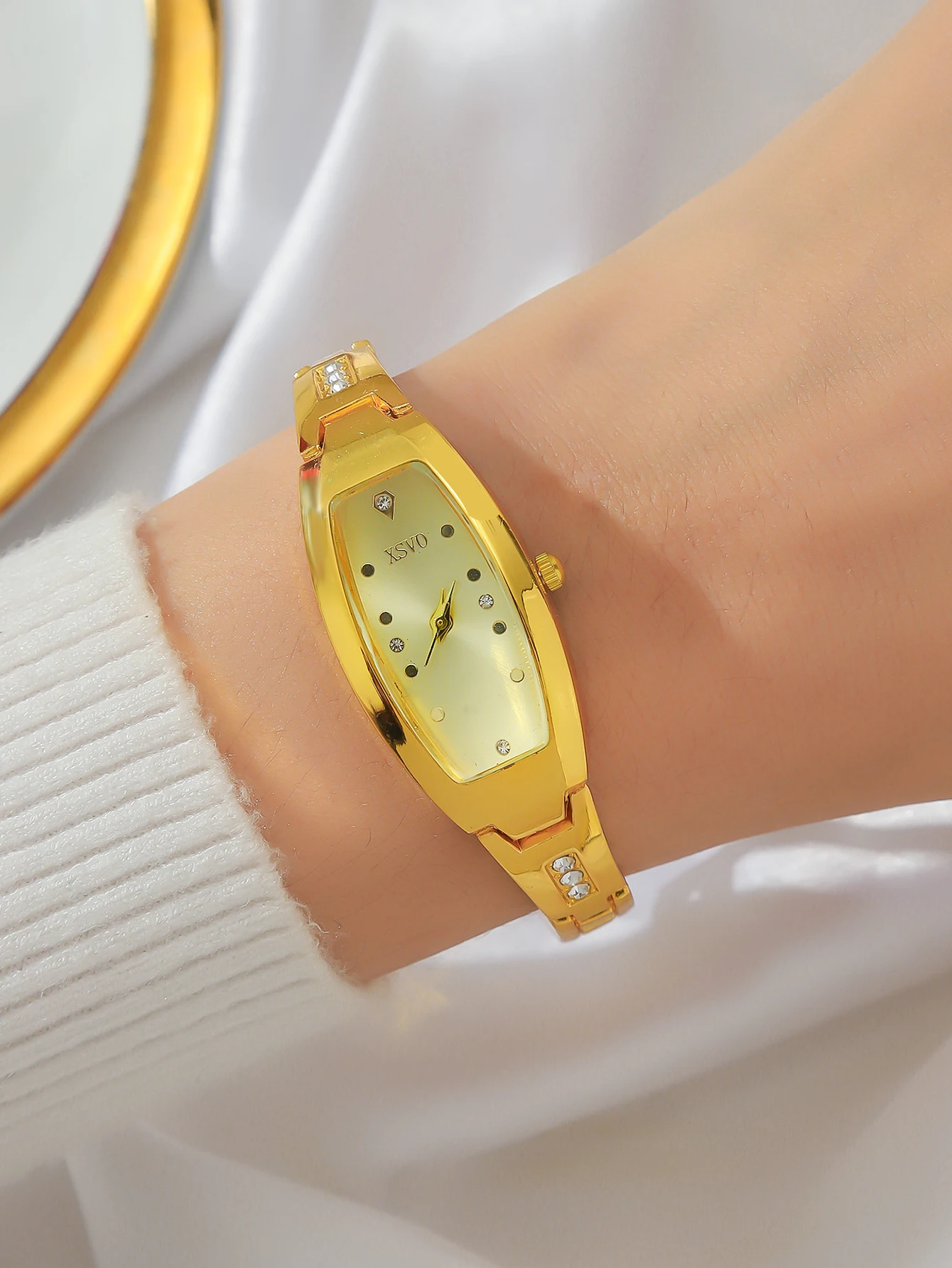 ساعة كوارتز نسائية بتصميم عصري وجديد مع حافظة فريدة من نوعها، وعلامات قرص مرصعة بالألماس، وحزام من سبائك حجر الراين،