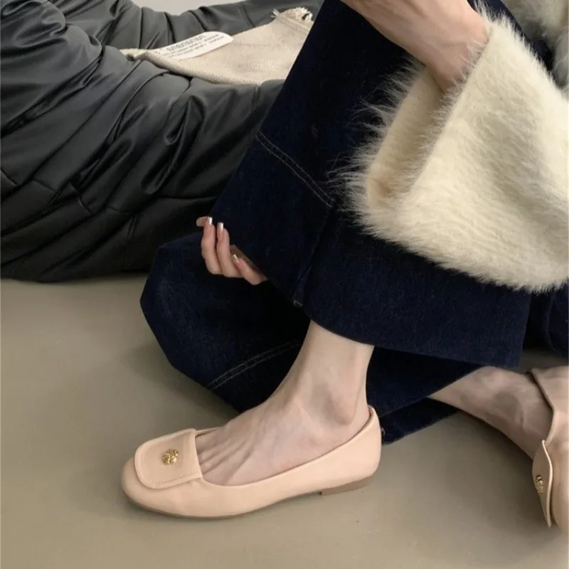 

Women's Flat Shoes Camellia Metal Decoration One Kick Anti-slip Shoes for Women Leisure Spring Soft Bottom Zapatillas De Mujer