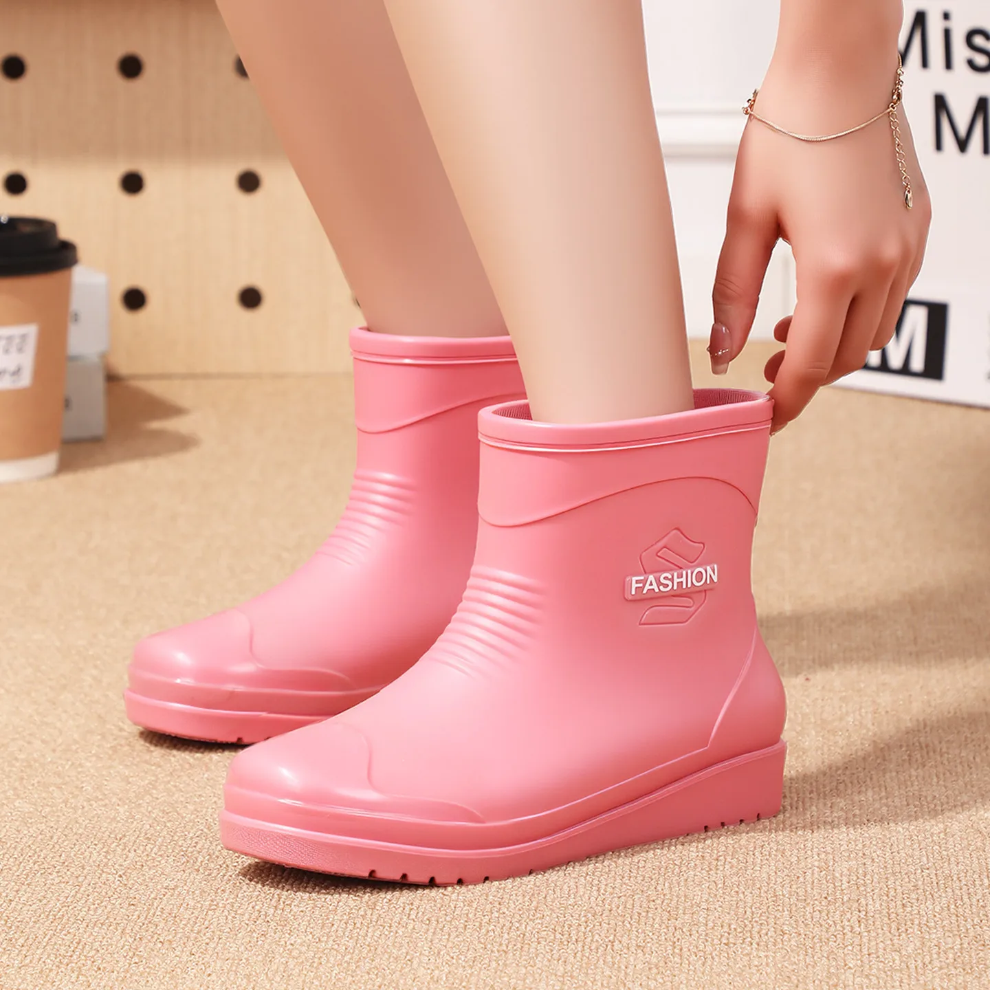 جديد احذية المطر النساء الموضة الخارجية قصيرة أنبوب أحذية ماء مقاوم للماء عدم الانزلاق المخملية الأحذية خفيفة الوزن شقة سوليد أحذية من المطاط