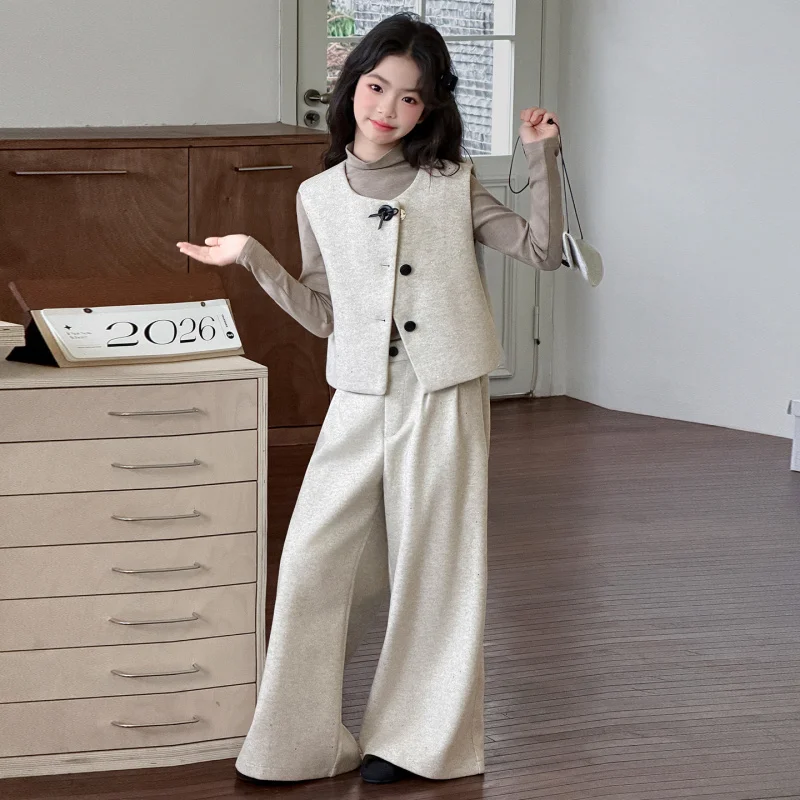 Girls' Spring Three-Piece Outfit2026New Korean-style vintage casual outfit for older children, featuring a silver-detailed desig