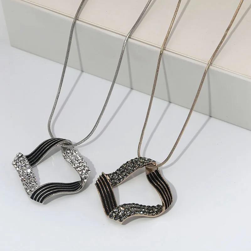 

Geometric versatile necklace, a fashionable and simple long retro sweater chain for women in autumn and winter