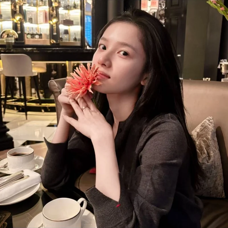 

The diode laser whole-body painless hair removal machine is safe, fast, and permanent. The sapphire freezing point hair removal