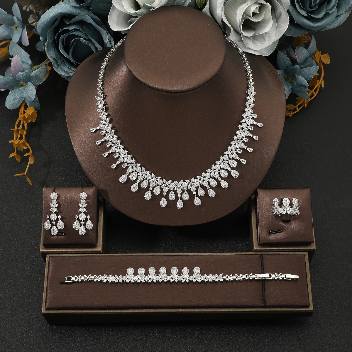 

2023 Sweet Fashion Zircon Flower Earring Necklace Bracelet Ring 4pc Set for Women Luxury Bridal Wedding Party Jewelry Set