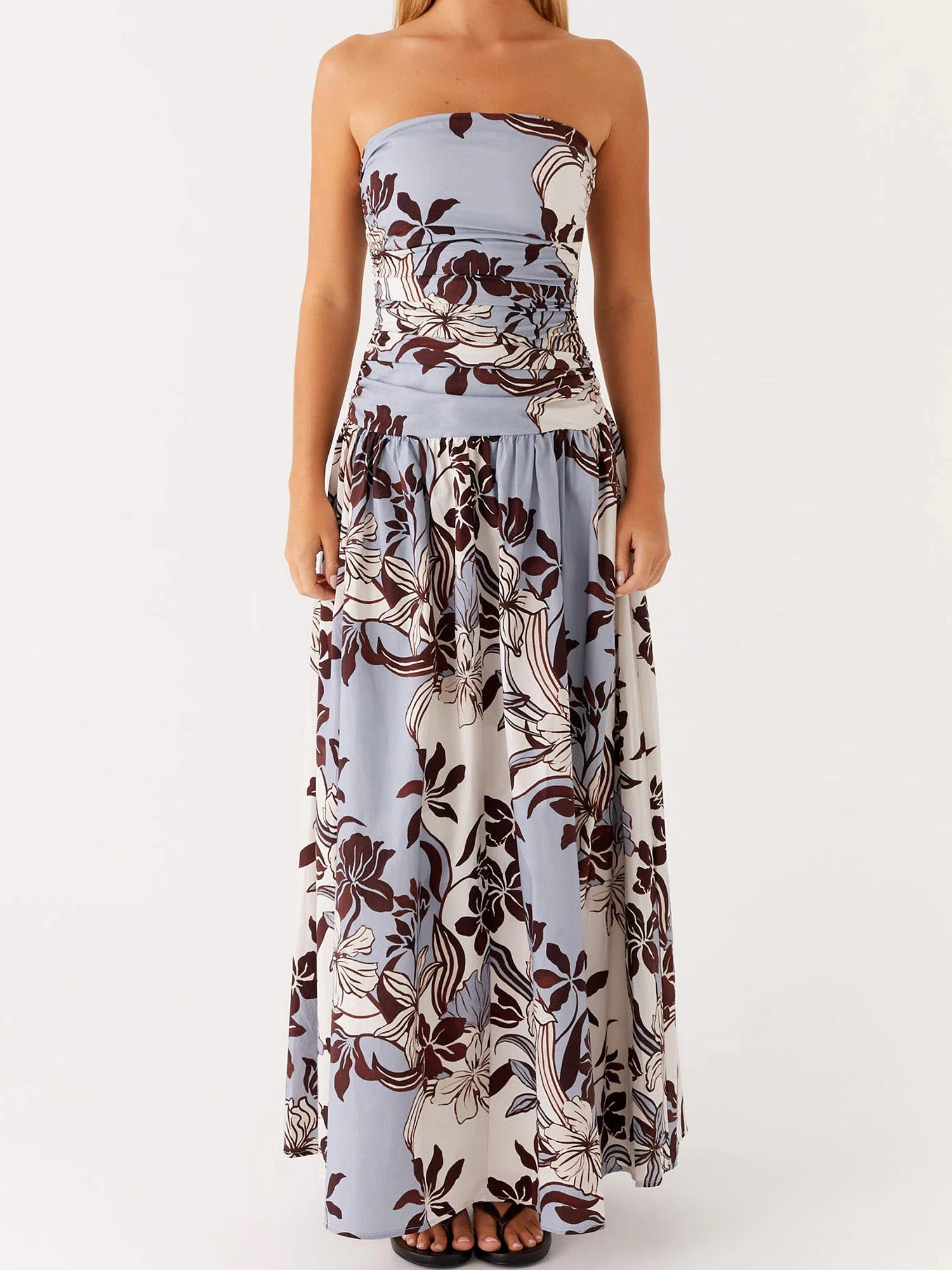 Elegancka sukienka maxi z odkrytymi ramionami, w stylu boho, z kwiatowym wzorem i falbankami, idealna na wiosenne i letnie wydarzenia.