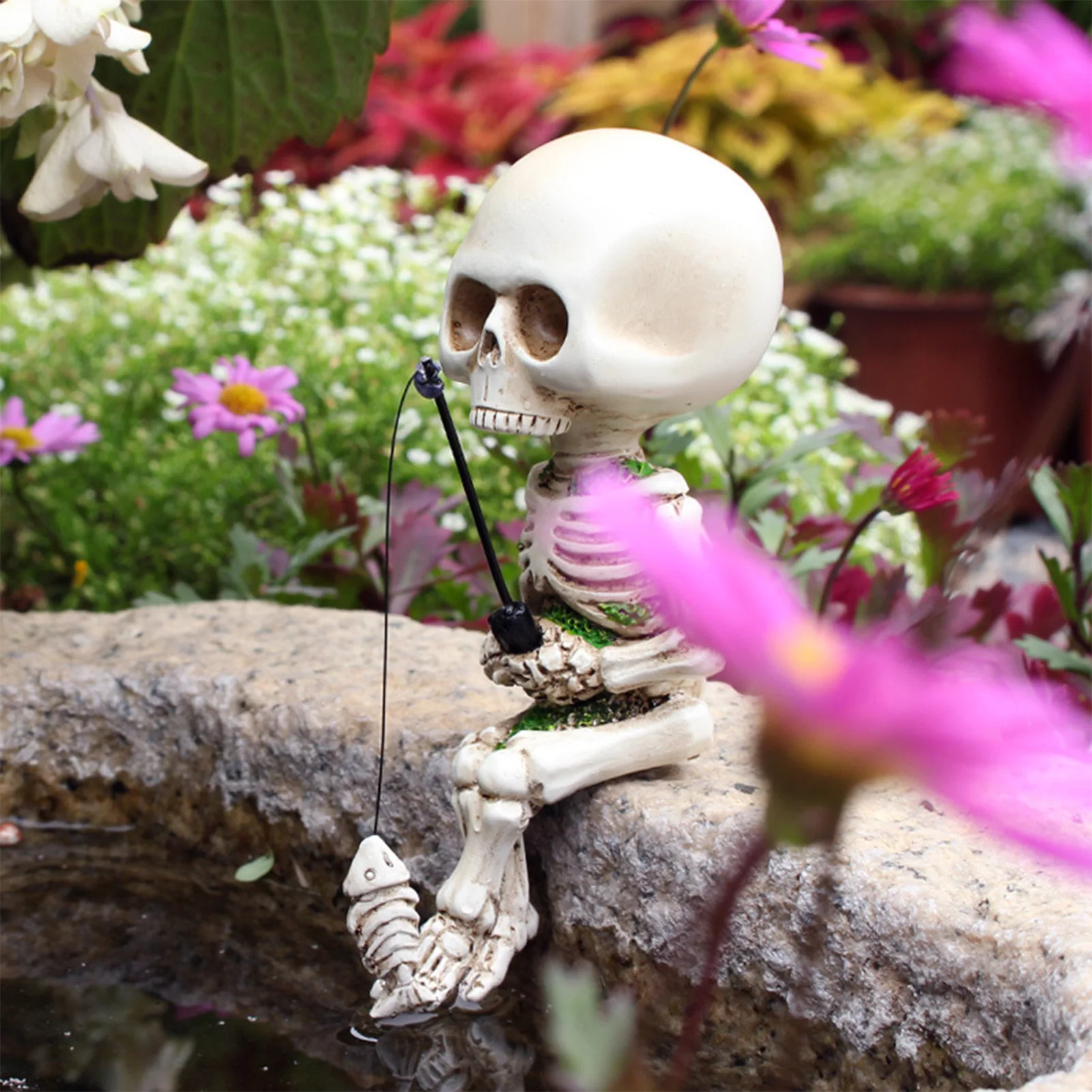 

Retro Resin Human Skull Skeleton Skull Fishing Statue Halloween Skeleton Fishing Figurine Indoor Outdoor Garden Yard Party Decor