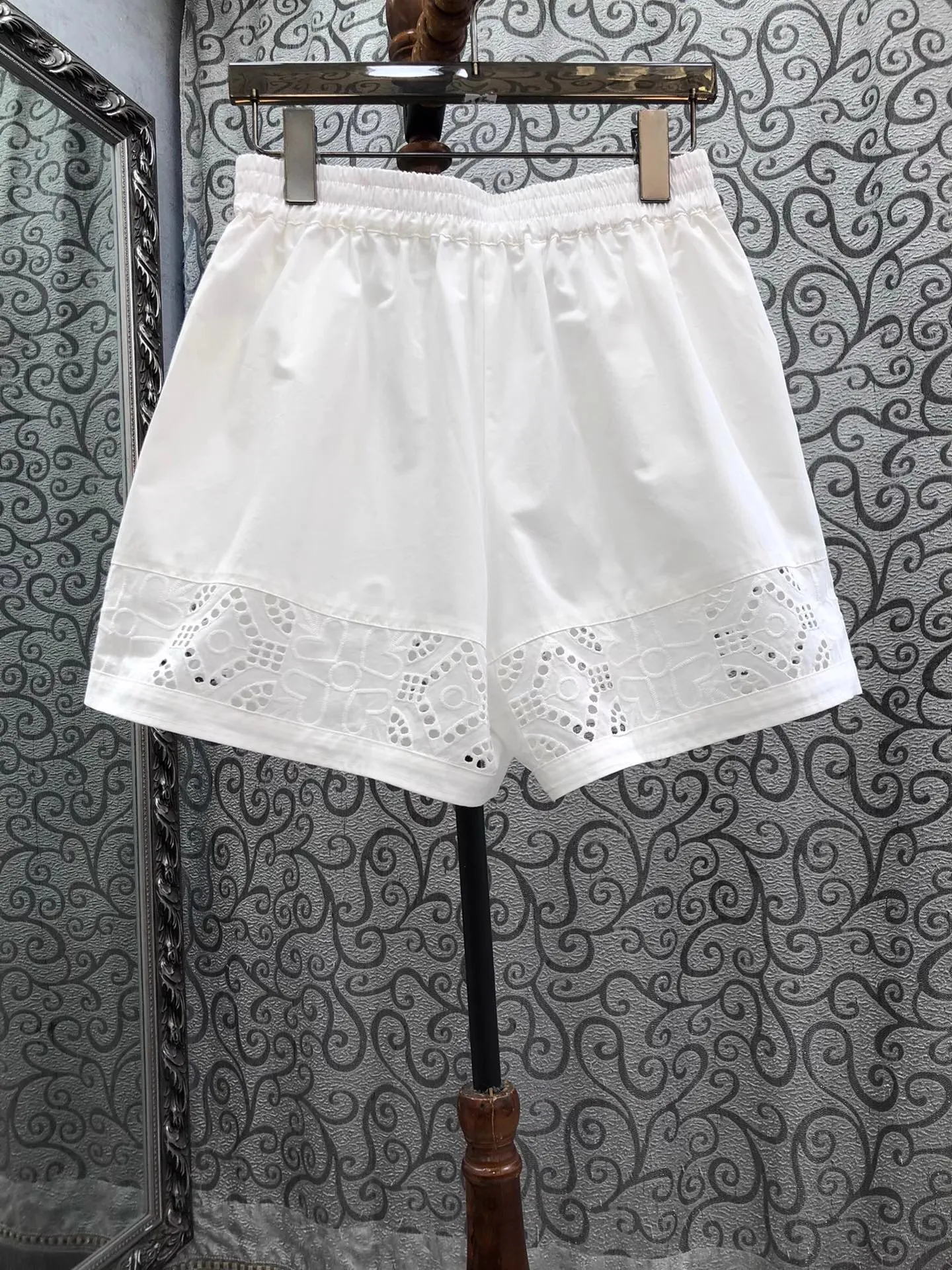100%Cotton Shorts 2025 Summer Style Lady Elastic Waist Hollow Out Embroidery Pocket Patchwork Casual White Shorts Beach Wear