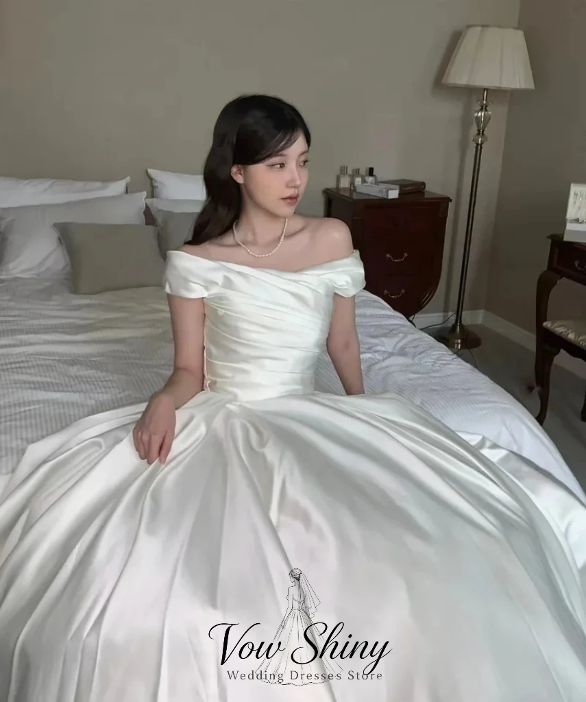 Vow Shiny Simple Off The Shoulder Satin Korea Wedding Dress Photo Shoot A-Line Bridal Gown Customized Garden Wedding Dress 웨딩드레스