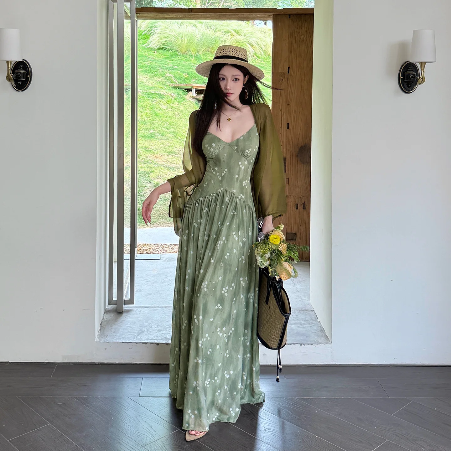 

Французское зеленое цветочное платье макси на тонких бретелях с V-образным вырезом, завышенной талией и струящимся силуэтом, в комплекте с шифоновым кардиганом – элегантный наряд для свидания