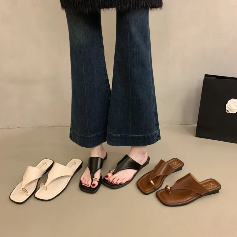 Damen Sommer Flip-Flops mit flacher Sohle, Zehenstegsandalen, eckige Zehenpartie, Kunstleder, weiche Sohle, rutschfeste Schuhe für Strandurlaub und Alltag – Detail 23