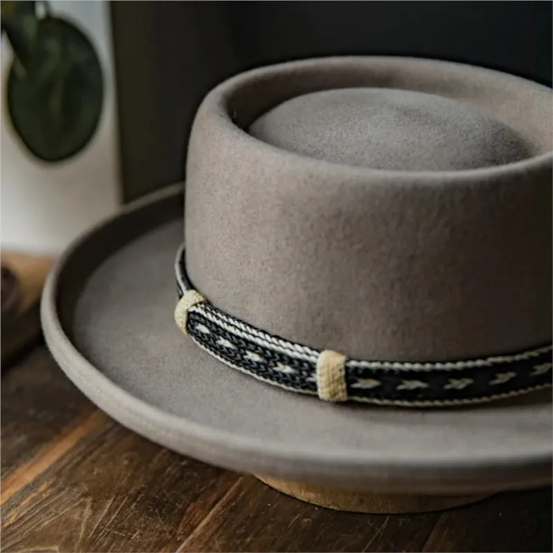 A pure top hat decorated with arrow-shaped webbing