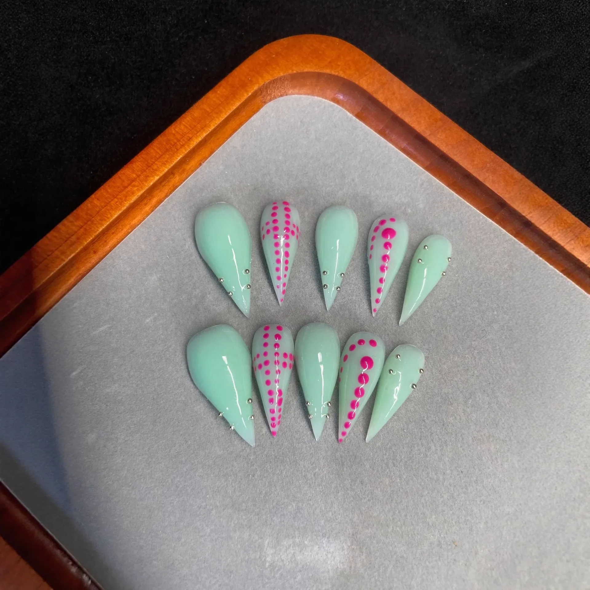10PCS of delicate and fresh mint-colored pastel pink polka dot fake nails, with built-in mini silver metal rivets