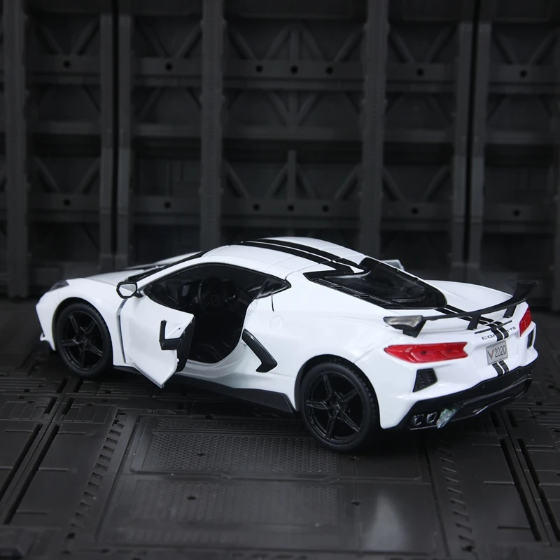 

Модель автомобиля Maisto 1:24, имитация Chevrolet Corvette Coupe 2020 года, из сплава, с открывающимися дверями с обеих сторон, богатая детализация.