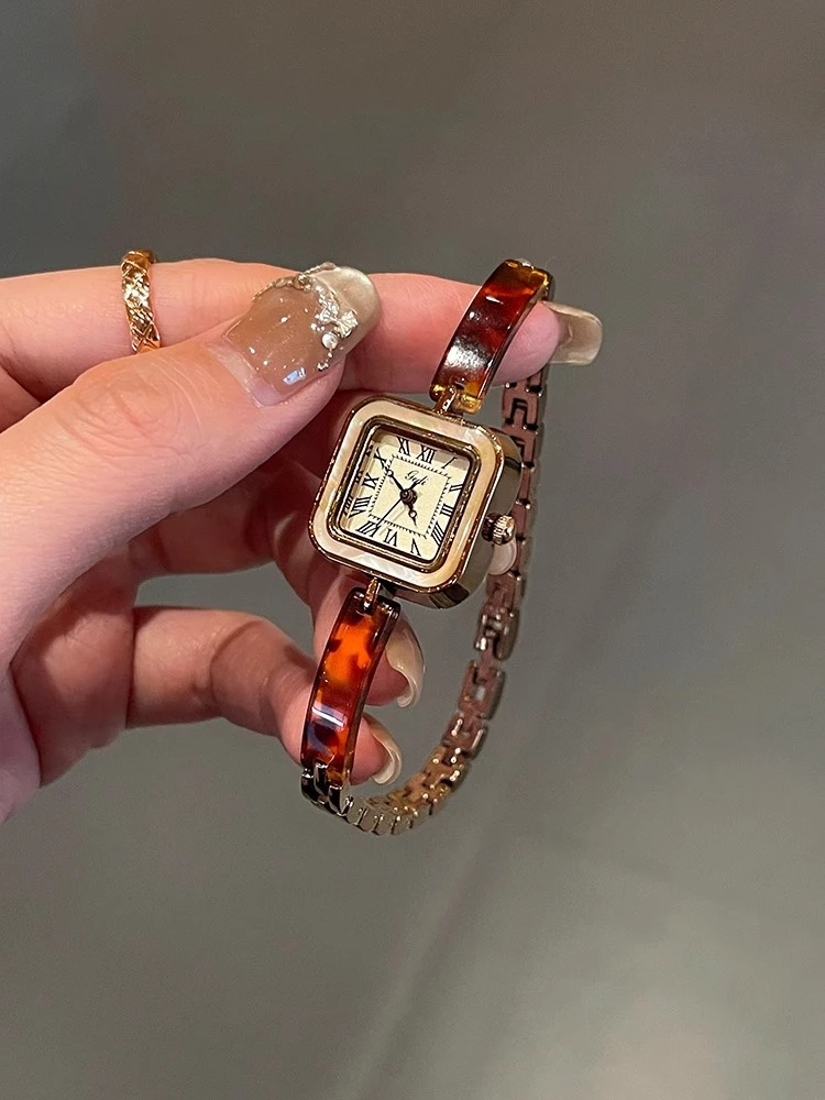 ساعة نسائية فاخرة خفيفة 2025 موضة جديدة راقية وساعة نسائية بسيطة ورائعة بسوار صغير