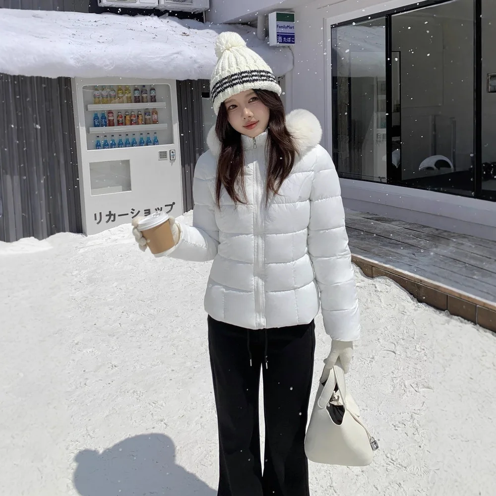 

2025 New Winter Women Down Jacket Parkas Fashion High-Quality Warm Cotton Padded Coat Ladies Short Fur Hooded Outwear