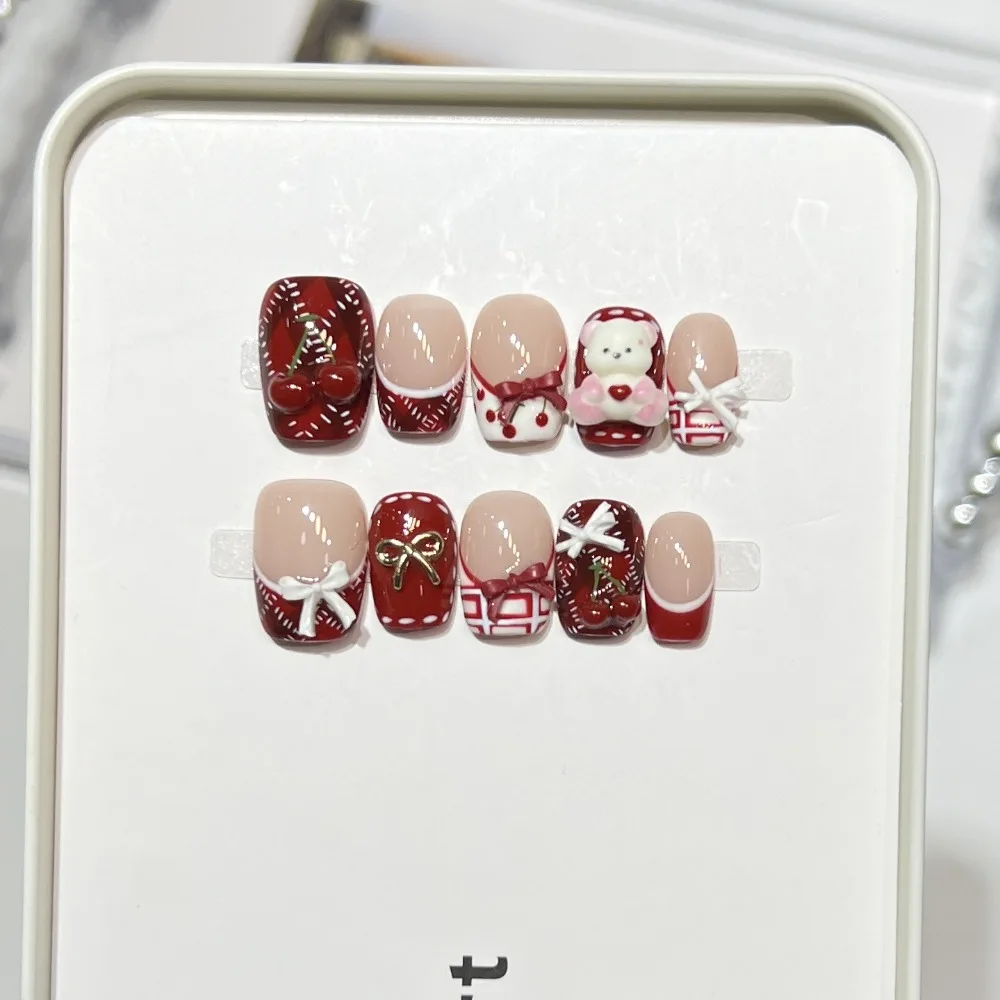 

10 штук милых накладных ногтей ручной работы во французском стиле с изображением плюшевых мишек, бантиков с вишнями, красными и белыми полосками, многоразовые.