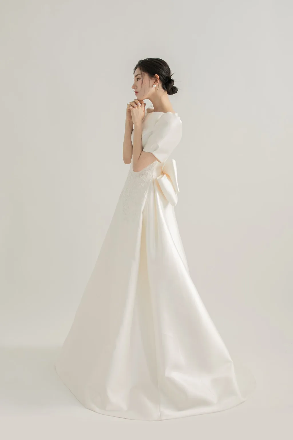 ซาตินแขนสั้นชุดแต่งงานสายกวาดรถไฟElegantชุดเจ้าสาวLace UpกลับAppliqueลูกไม้เจ้าสาวถ่ายภาพชุดT557