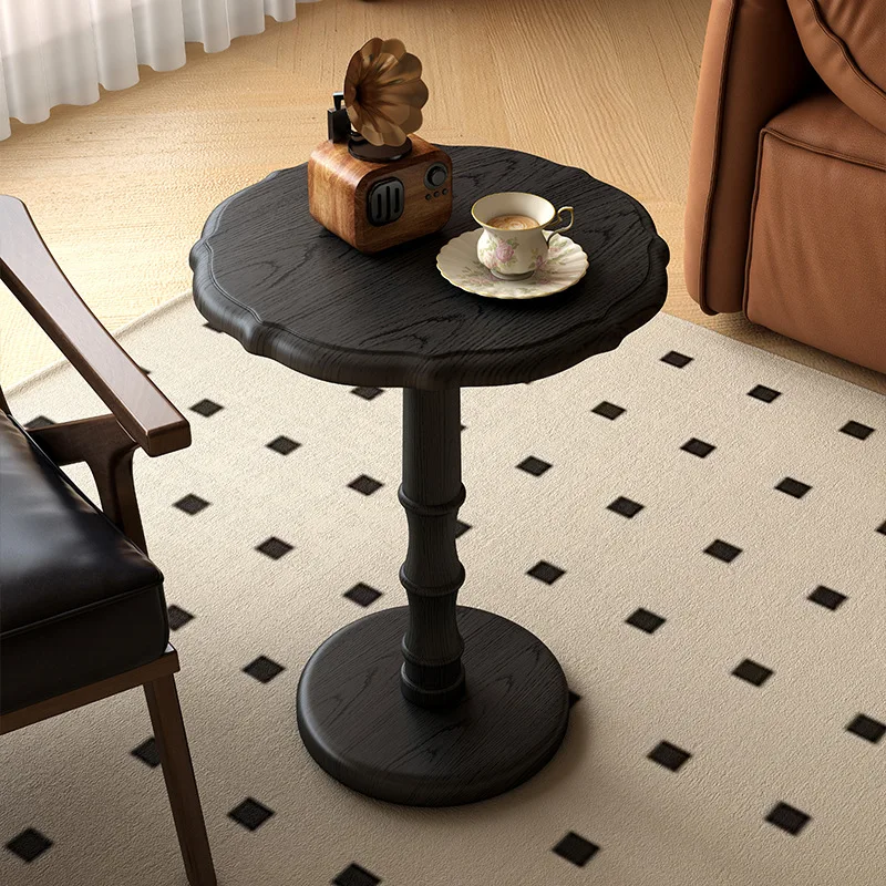 طاولة قهوة صغيرة من الخشب الصلب الفرنسي في العصور الوسطى لغرفة المعيشة وأريكة جانبية وشرفة صغيرة للشقة