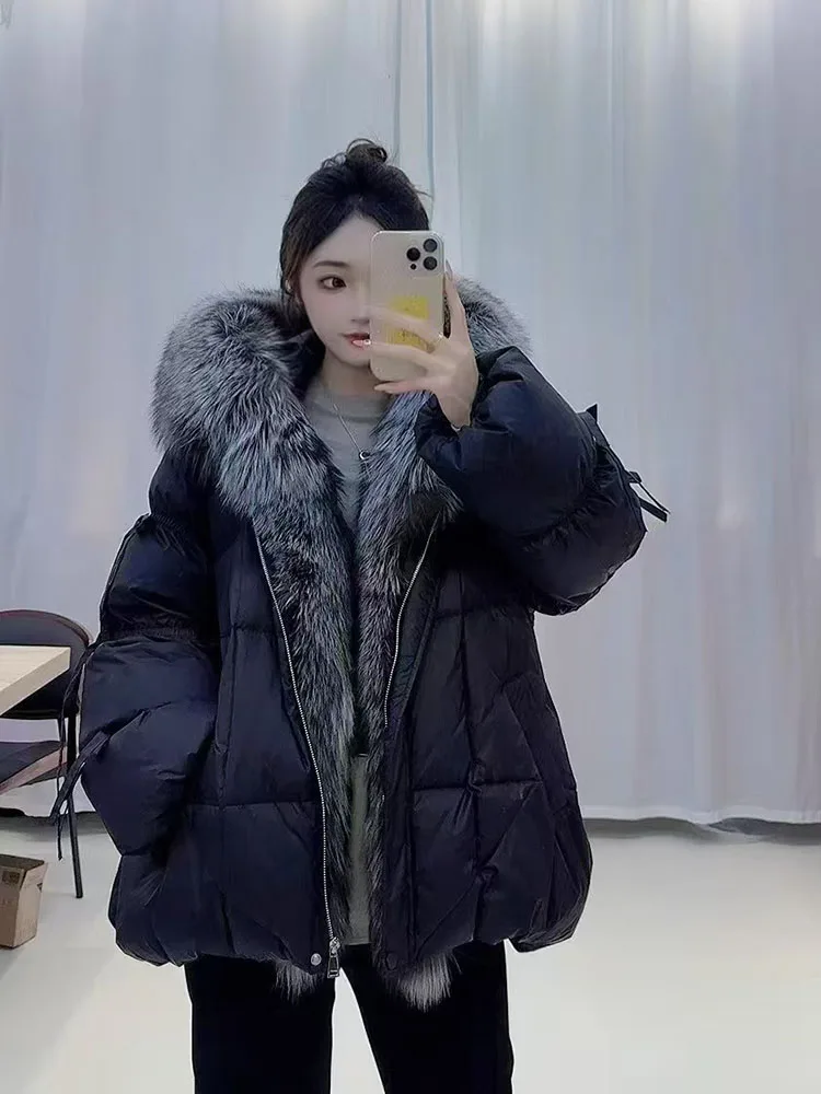 سترة شتوية جديدة لعام 2025 بياقة من فرو الثعلب الراقية وياقة من فراء الثعلب ، سترة نسائية بغطاء للرأس سميكة ودافئة على شكل فراشة