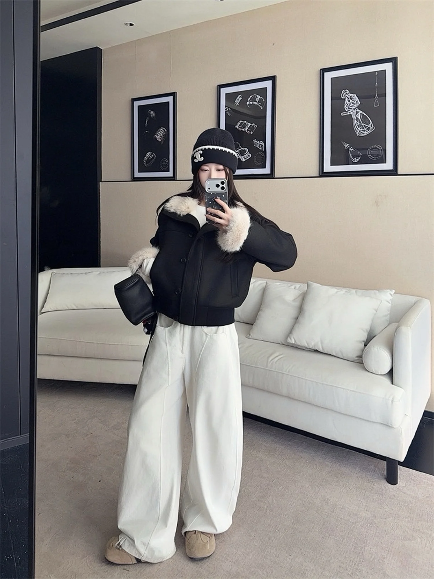 Jaqueta Feminina MOXI Design Outono Inverno Preta Slim Fit de Couro e Pele com Zíper e Design Integrado para Aquecimento