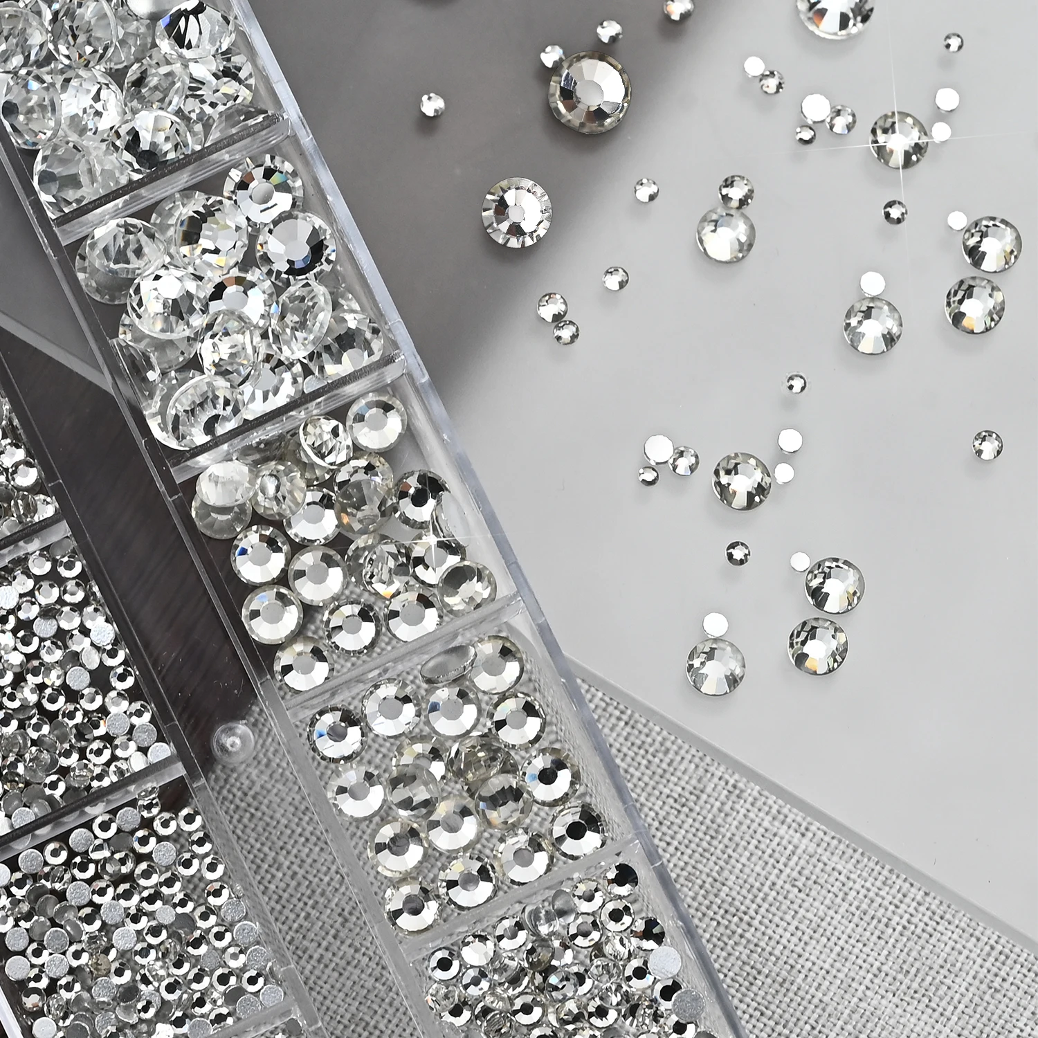 12 Gitter mit verschiedenen Größen, klare weiße Edelsteine, Nagelrhinestones, 3D glänzende, flache Rückseite, SS4-SS30, luxuriöse Kristall-Nagelglitzer-Charms, Hochzeitsdeko – Detail 5