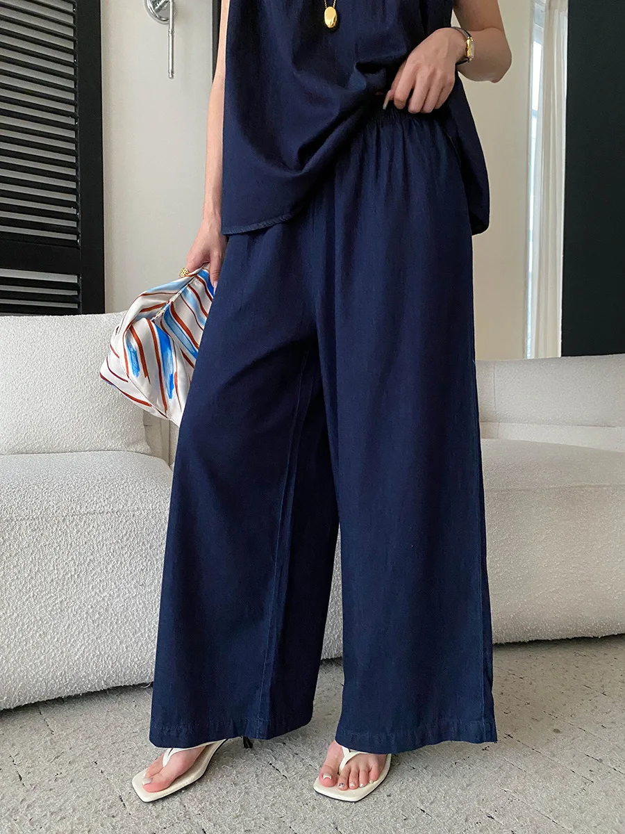 Sommerliches Damen-Set im französischen Retro-Stil: ärmellose Jeansweste mit Rundhalsausschnitt und lässige Hose in unifarbenem Design. – Detail 14