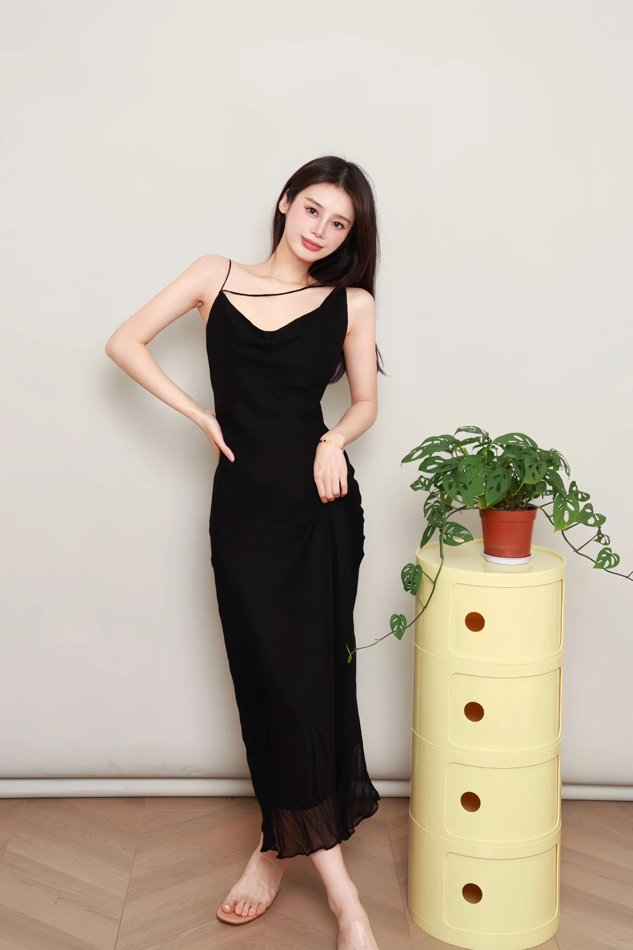 

2024 Spring/Summer New Women's Wear Black Elegant Swing Collar Tight Waist Smooth Minimalist Double-Layer V-neck Dress 0420