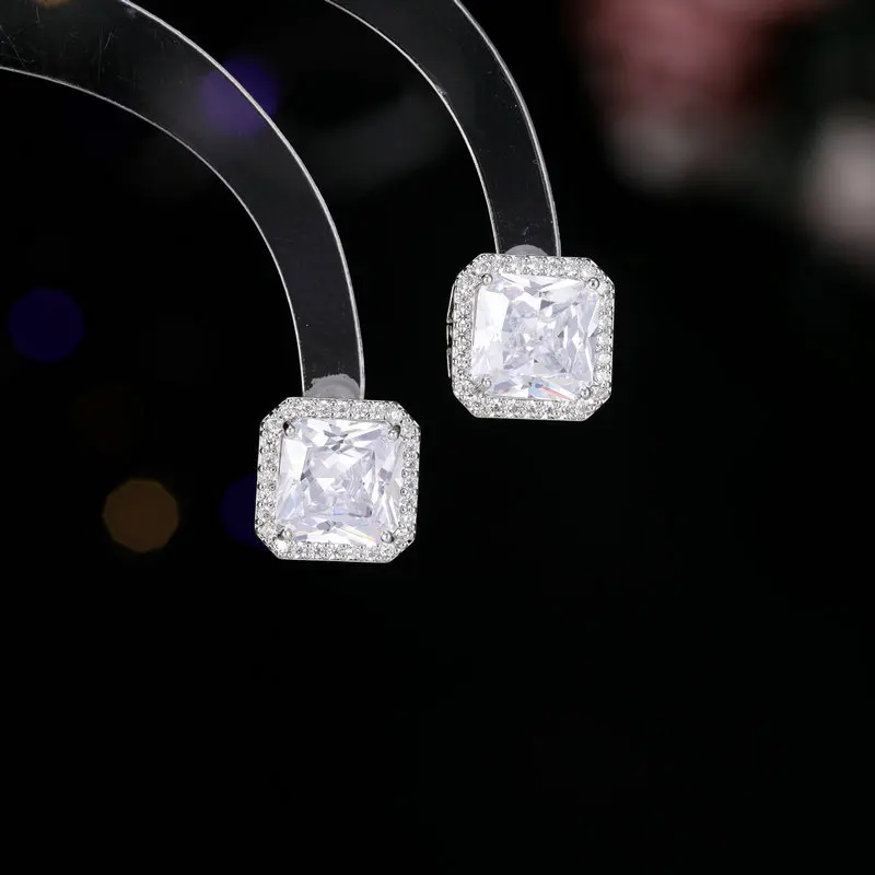 Un set di orecchini con collana in zirconi con crepa di ghiaccio dal design di nicchia, catena alla clavicola di zucchero a cubo dolce e fresco alla moda