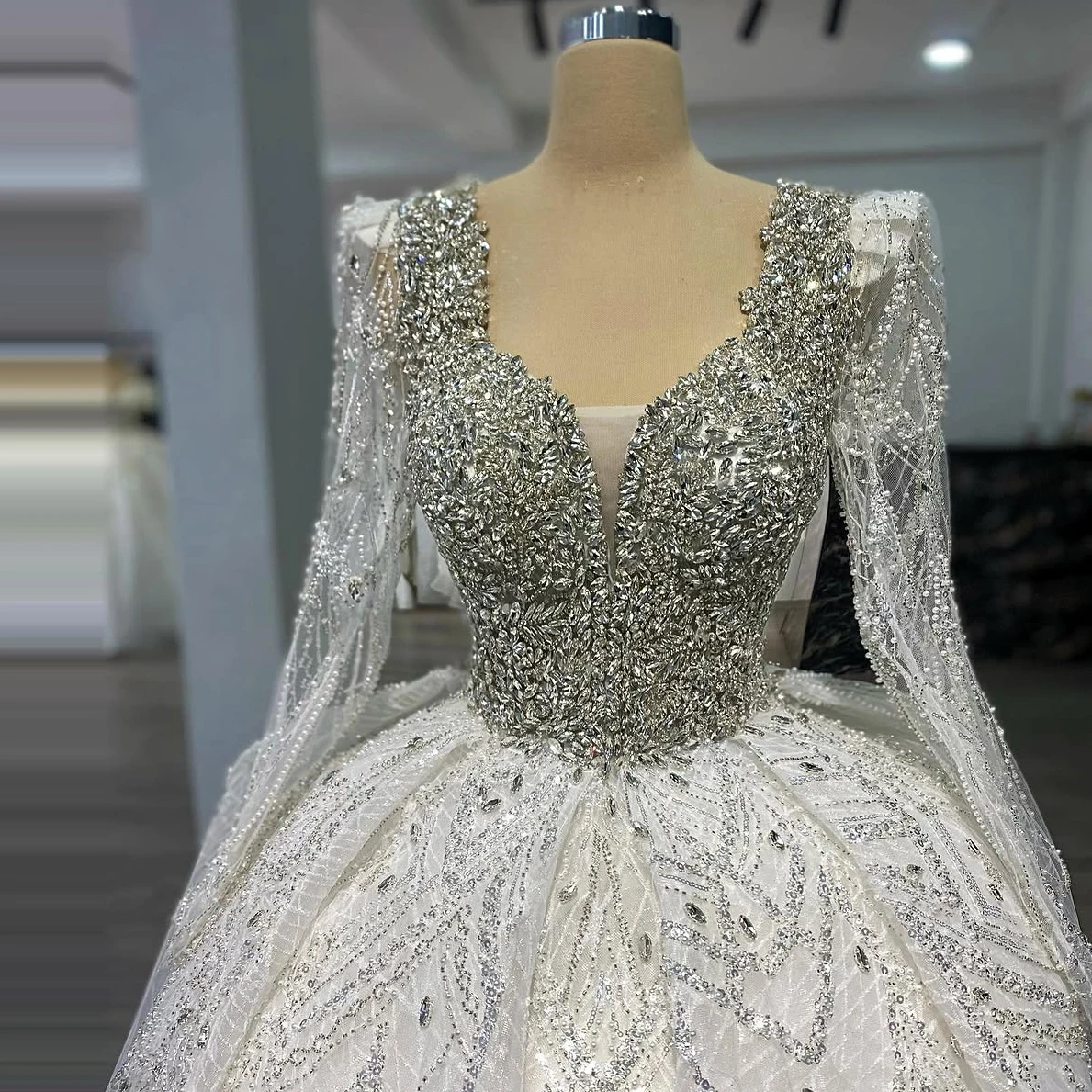 Customized Beaded Engagement Bridal Dress Gorgeous Ball Dress Wedding Dress Middle Eastern Long Sleeve Bridal Evening Dres