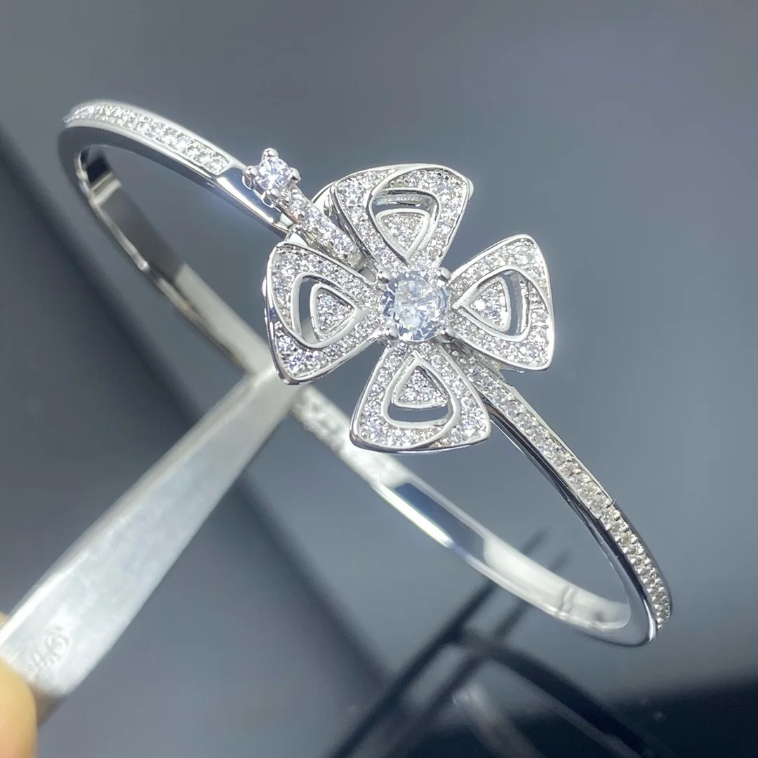 

The new high-end Baojia diamond windmill bracelet is a fashionable, versatile, light luxury and high-end Valentine's Day gift fo