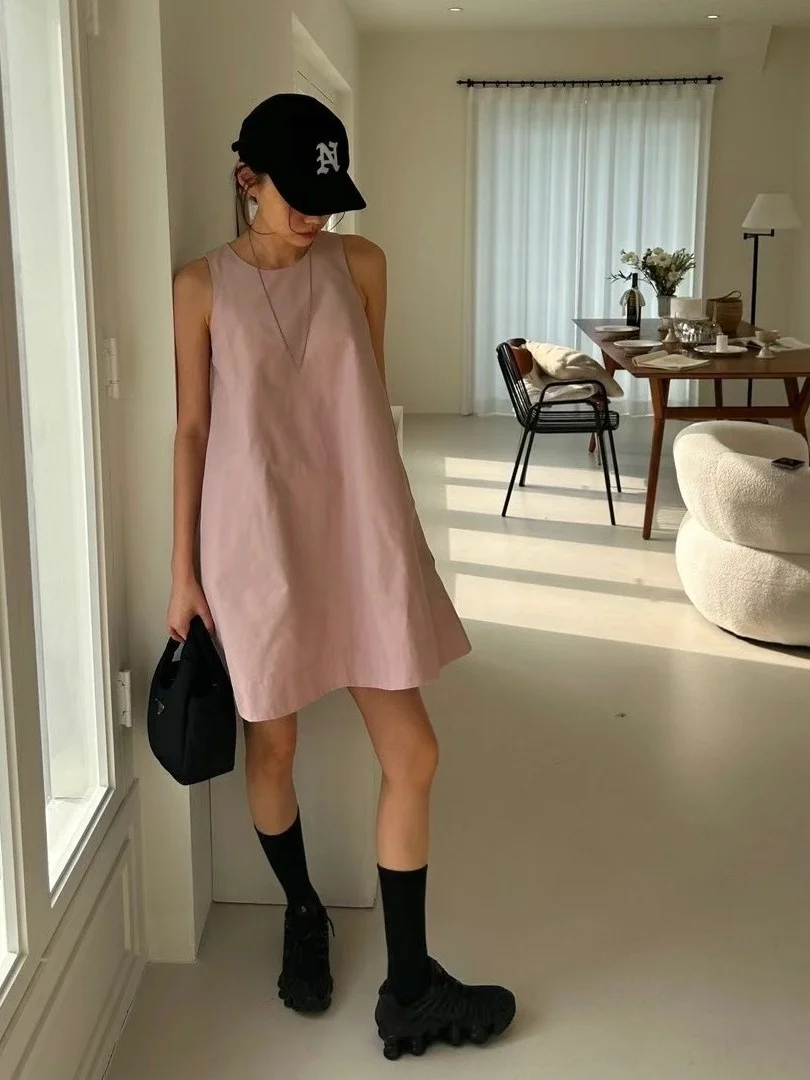 فستان فضفاض بدون أكمام برقبة دائرية للنساء على الطراز الكوري تصميم غير رسمي للصيف مادة حريرية فستان قصير بنمط التنقل