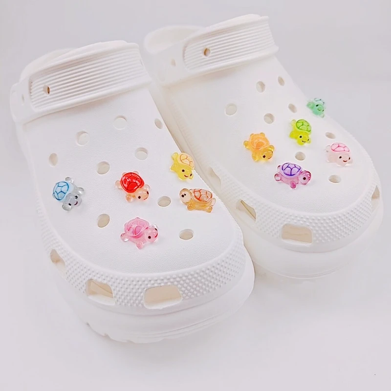 ทั้งชุดขายร้อน DIY รองเท้า Charms น่ารักการ์ตูนเต่าส่องสว่างอุปกรณ์เสริม Designer Garden ตกแต่งรองเท้าสาวของขวัญ