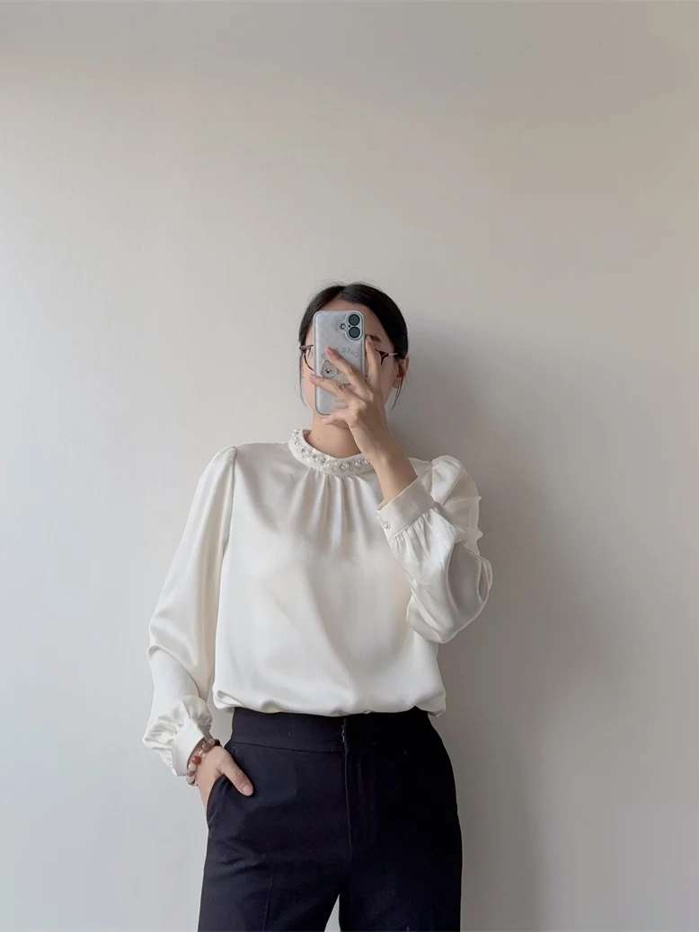 

Элегантная женская рубашка из шелкового атласа с жемчужной отделкой и воротником-стойкой, длинными рукавами, для весенне-летнего сезона, для офиса и деловых встреч.