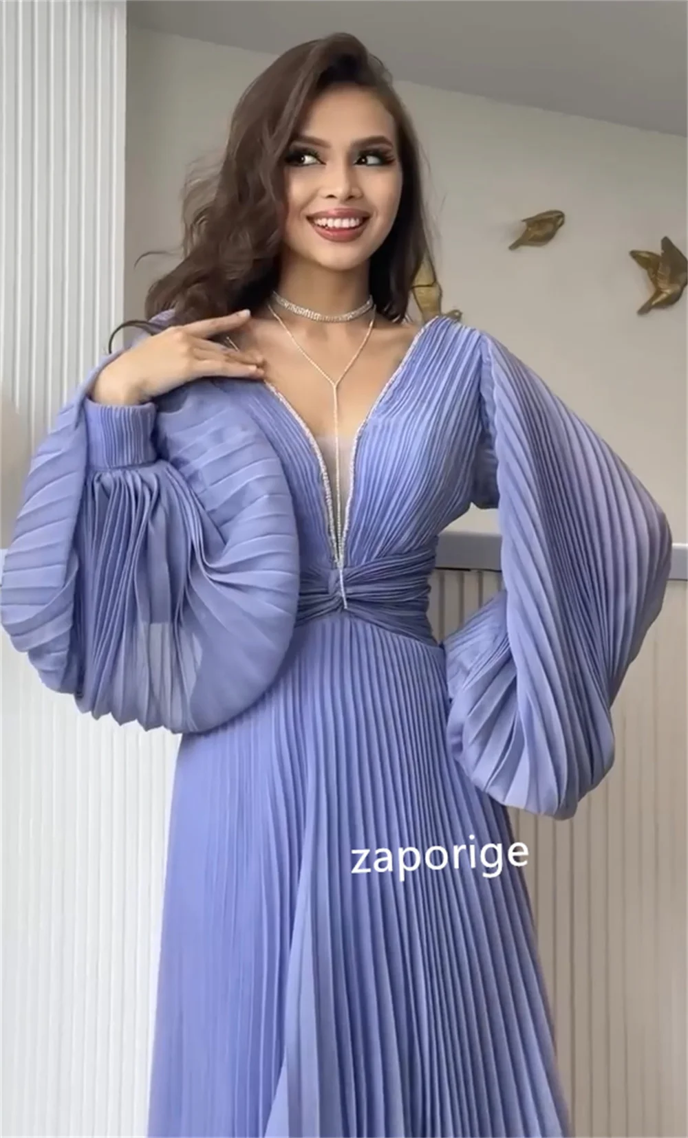 فساتين طويلة مخصصة بطيات شيفون على شكل حرف A ورقبة على شكل حرف V مناسبة مخصصة للحفلات الراقصة بمقاسات بسيطة متاحة على الطراز الحديث