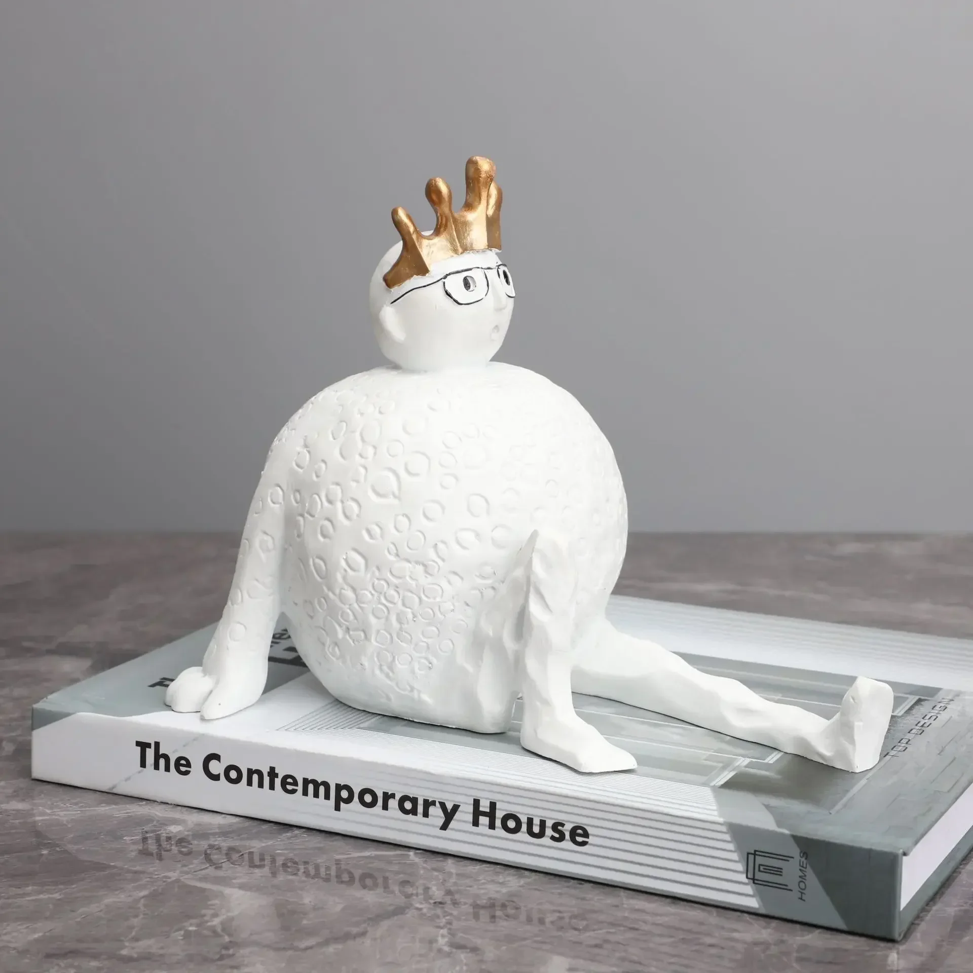 Modern Creative Resin Figure Sculpture Home Decoration Nordic White Crown Figure Living Room Bookshelf Room Decor Aesthetics