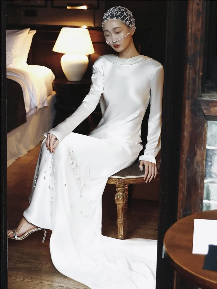 Elegant long-sleeved white satin simple morning gown light gauze dress for going out