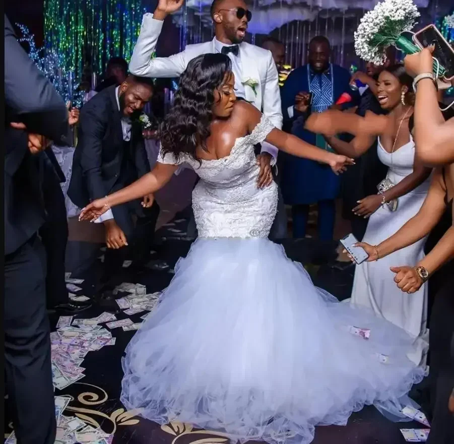 ชุดแต่งงานทรงเมอร์เมดแบบเปิดไหล่ประดับลูกไม้สั่งตัดพิเศษสำหรับเจ้าสาวผิวสีดำสไตล์วินเทจ